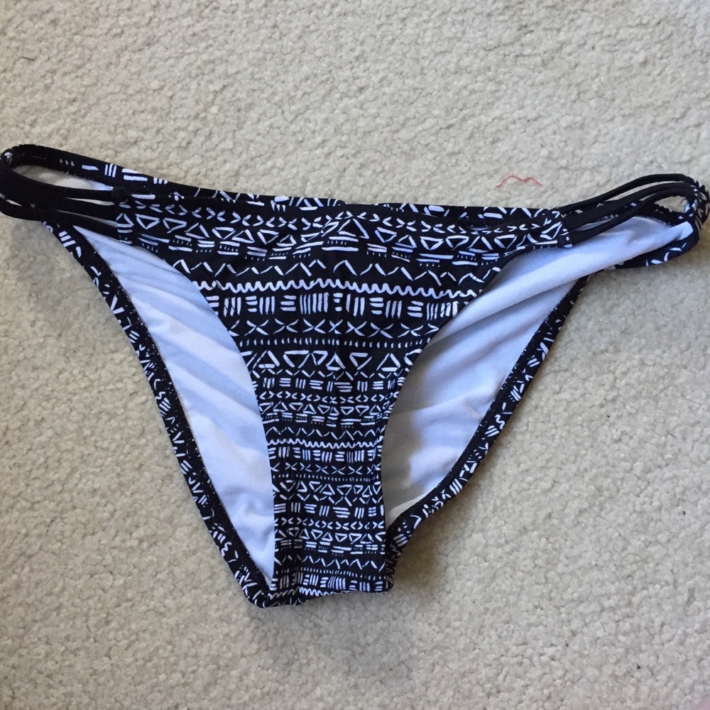 patterned cheeky bikini bottoms